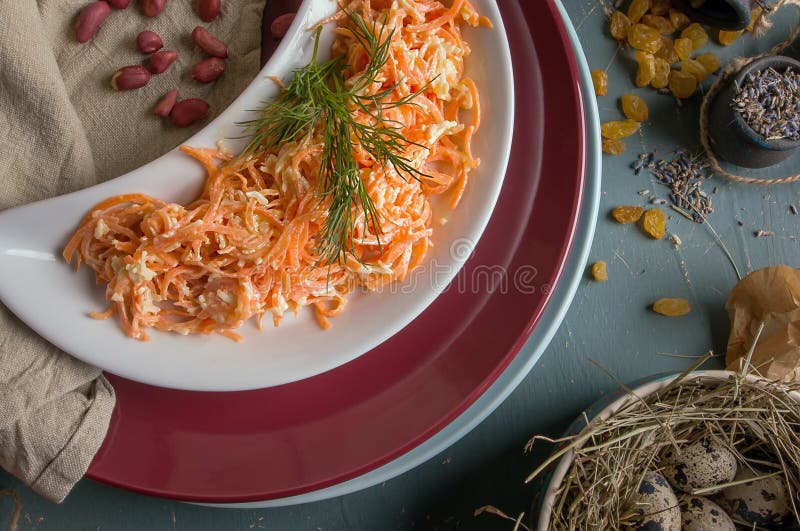 Ainda vida com ovos de codorniz e salada da cenoura imagens de stock royalty free Ainda vida com ovos de codorniz e salada da cenoura imagens de stock royalty free