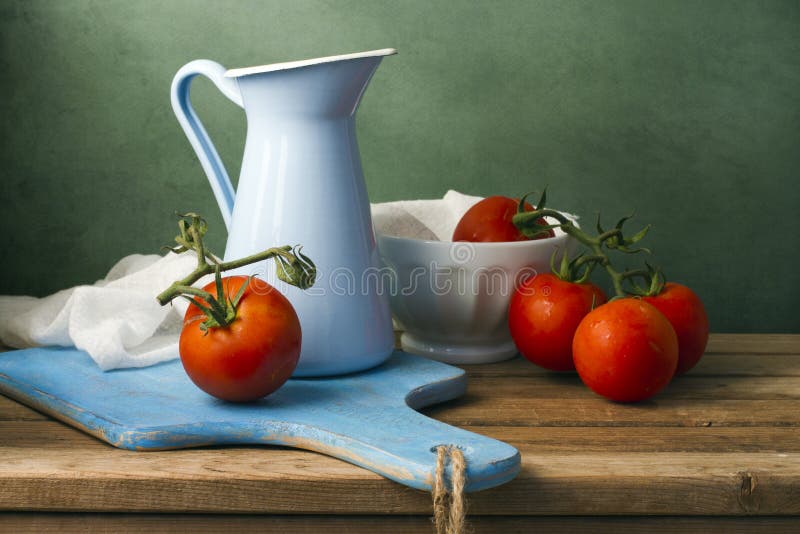 Ainda vida com tomates e jarro do esmalte