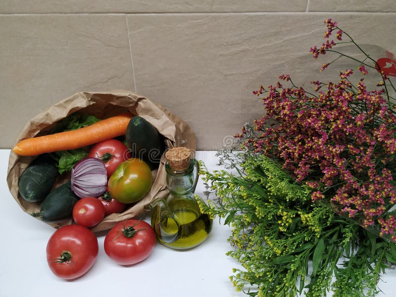 Ainda vida com vegetais e flores, healthly alimento fotografia de stock Ainda vida com vegetais e flores, healthly alimento fotografia de stock