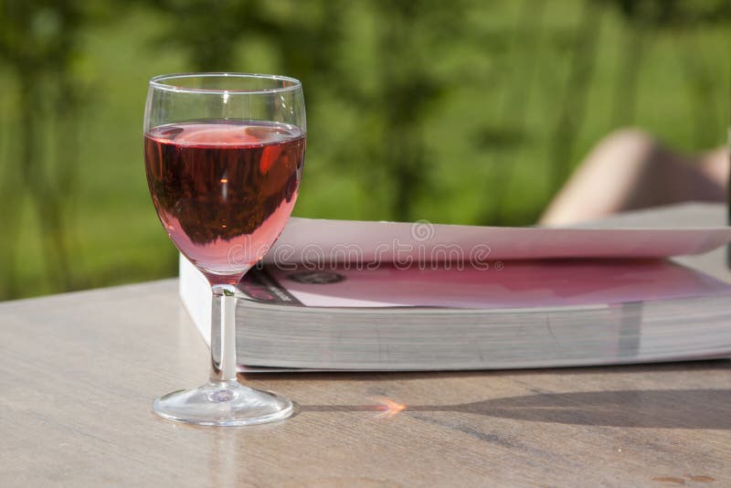Ainda vida do vinho e do livro imagem de stock Ainda vida do vinho e do livro imagem de stock