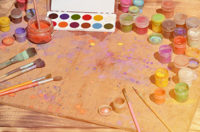 Ainda vida, mostrando um interesse na pintura e na arte da aquarela Muitas escovas, frascos com aquarela pintam e usaram a mentir fotografia de stock royalty free Ainda vida, mostrando um interesse na pintura e na arte da aquarela Muitas escovas, frascos com aquarela pintam e usaram a mentir fotografia de stock royalty free