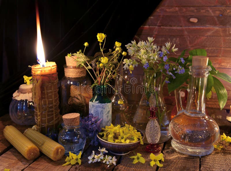 Frascos De Vidro Antigos Com Especiarias E Perfumes Numa Prateleira  Retrógrada Antiga Foto de Stock - Imagem de retro, aromaterapia: 167761614