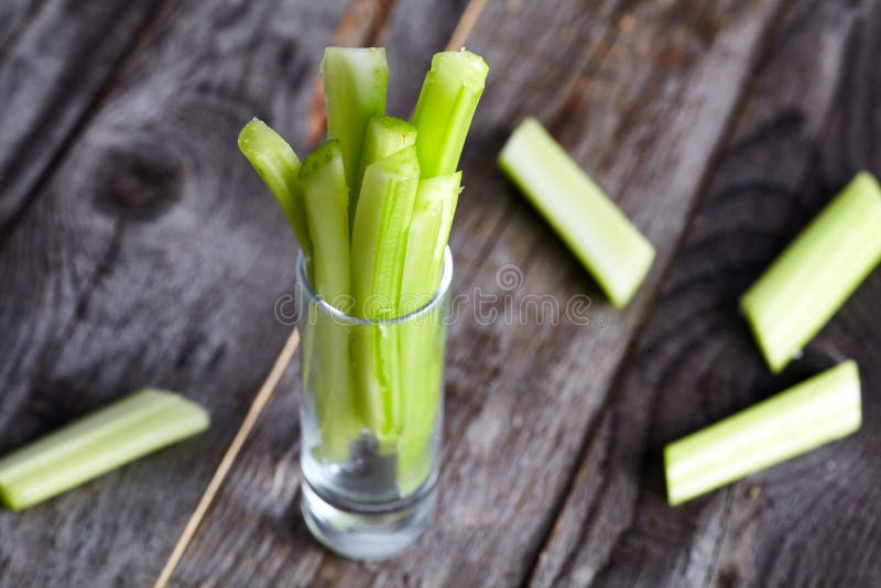 Aipo em pequeno o vidro na madeira imagens de stock royalty free