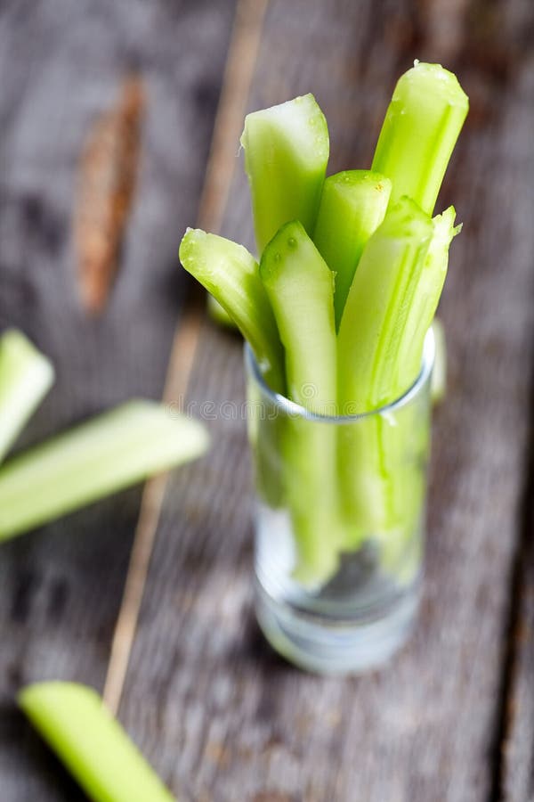 Aipo num copo pequeno sobre madeira foto de stock royalty free