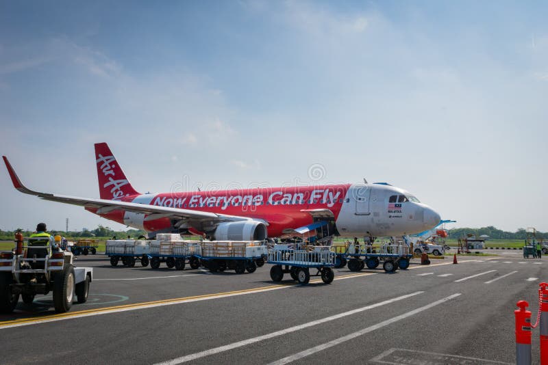 Air Asia Airbus landete bei Sonnenaufgang - Ahmad Yani International Airport, Semarng, Indonesien stockbilder Air Asia Airbus landete bei Sonnenaufgang - Ahmad Yani International Airport, Semarng, Indonesien stockbilder