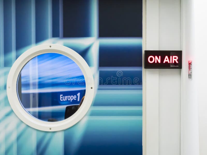 On AIR board message est allumé sur la porte du studio d'enregistrement, avec fenêtre circulaire avec logo Europe 1, radio frança images libres de droits