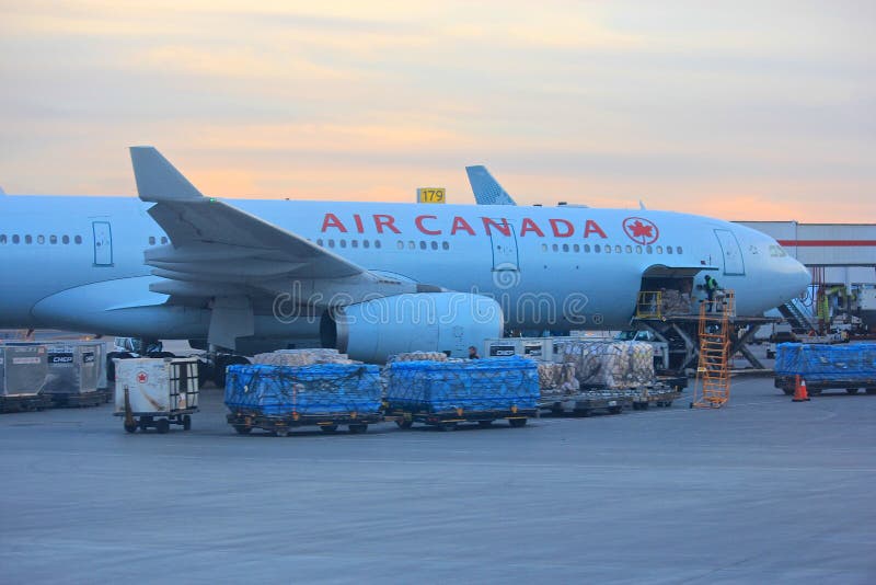 Air Canada hyvlar på den Toronto flygplatsen arkivfoto Air Canada hyvlar på den Toronto flygplatsen arkivfoto