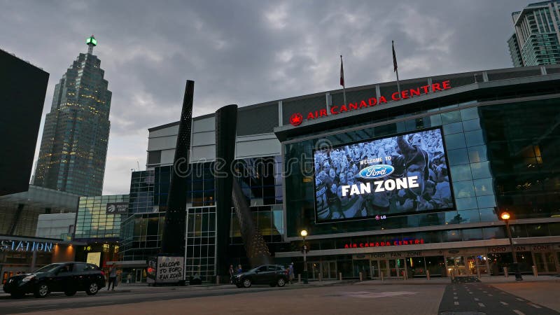 Air Canada Ześrodkowywa w W centrum Toronto jest wielocelowi sporty i rozrywki arena Lipiec 27th, 2016 obraz royalty free Air Canada Ześrodkowywa w W centrum Toronto jest wielocelowi sporty i rozrywki arena Lipiec 27th, 2016 obraz royalty free