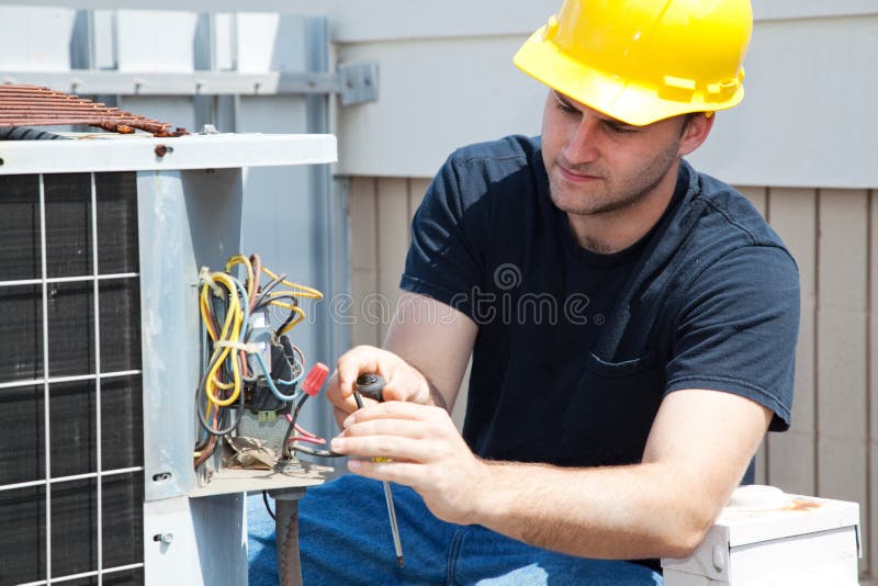 Mladý opravář, kterým průmyslové kompresoru klimatizace.