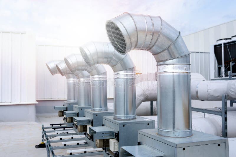 Vzduch klimatizace větrání systém z velký průmyslový budova je se nachází na střecha.