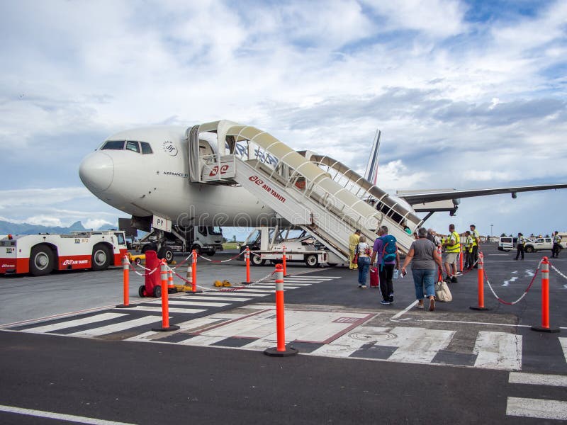 Air France Boeing B777 al ` di Fa un aeroporto internazionale del del ` Ä, Papeete, Tahiti, Polinesia francese immagini stock Air France Boeing B777 al ` di Fa un aeroporto internazionale del del ` Ä, Papeete, Tahiti, Polinesia francese immagini stock