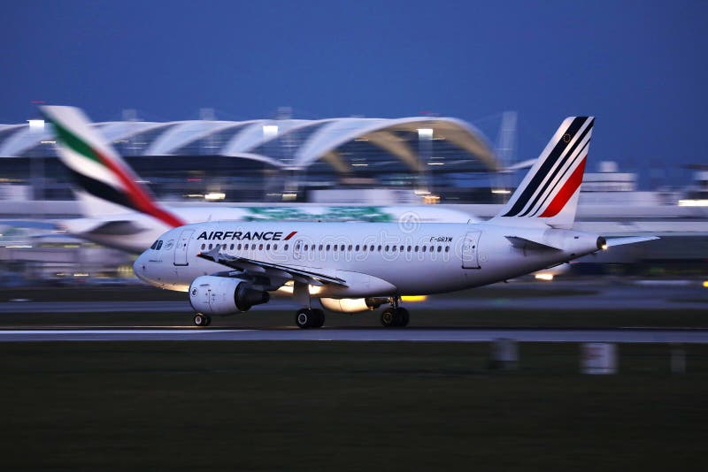 Air France nivålandning i den Munich flygplatsen, MUC på natten royaltyfria bilder