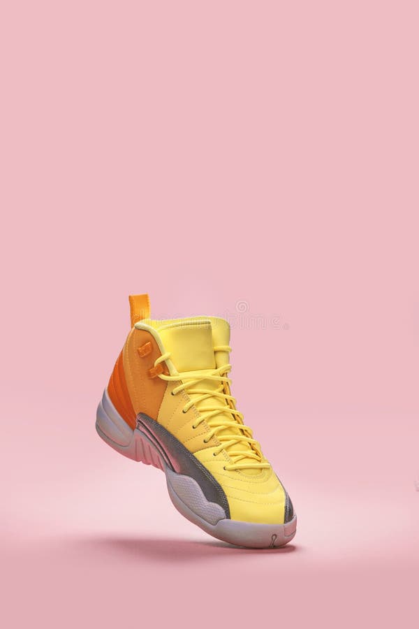 Jordan 12 Zapatillas De Retro En El Fondo Rosa Imagen de archivo editorial - Imagen de equipo, baloncesto: 203687464