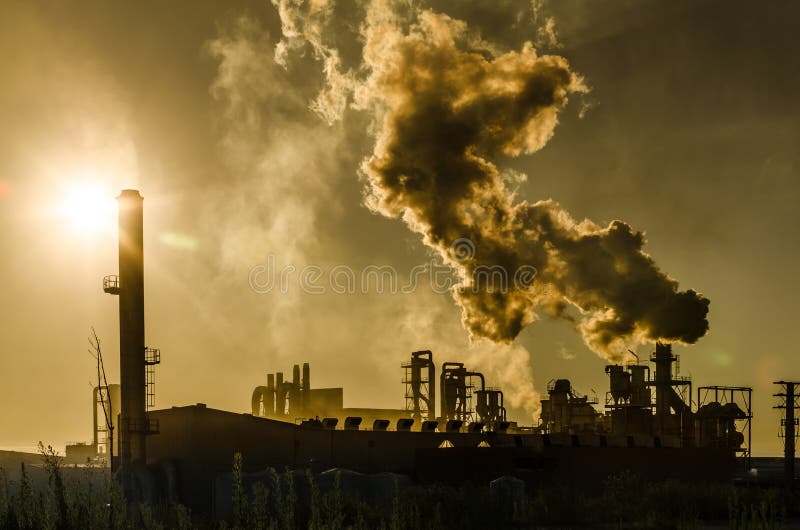 El aire contaminación llegada fumar chimeneas a través de atardecer.