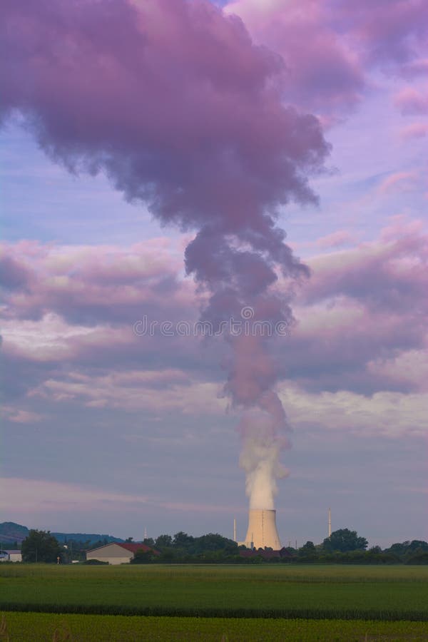 Vista di mattina con l'inquinamento dell'aria da un impianto industriale in Germania.