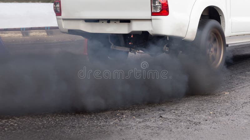 L'aria inquinamento veicolo scarico tubo sul strade.