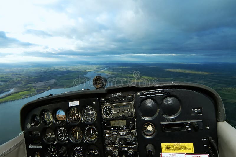 Vista dal di là del pannello di controllo di un aereo cessna senza tetto o le finestre laterali della cornice per ottenere una copertura aperta effetto.