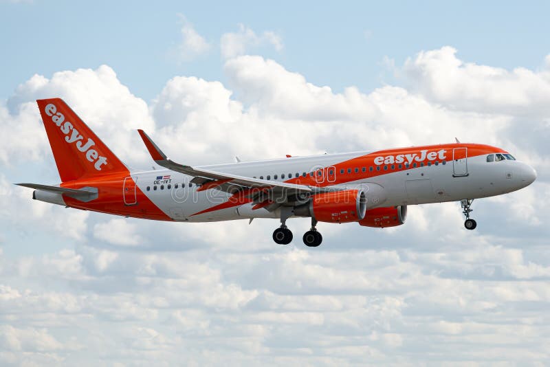 Airbus A320-214 эксплуатируется компанией EasyJet Europe при посадке Редакционное Фотография - изображение насчитывающей работано, копенгаген: 159338497