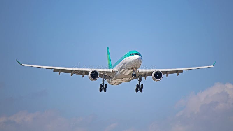 Airbus A330-300 Aer Lingus στην τελική προσέγγιση στοκ φωτογραφία Airbus A330-300 Aer Lingus στην τελική προσέγγιση στοκ φωτογραφία