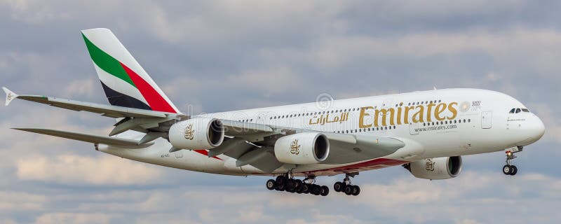 Airbus A380 de la línea aérea de los emiratos hace un aterrizaje en el aeropuerto ruso Domodedovo