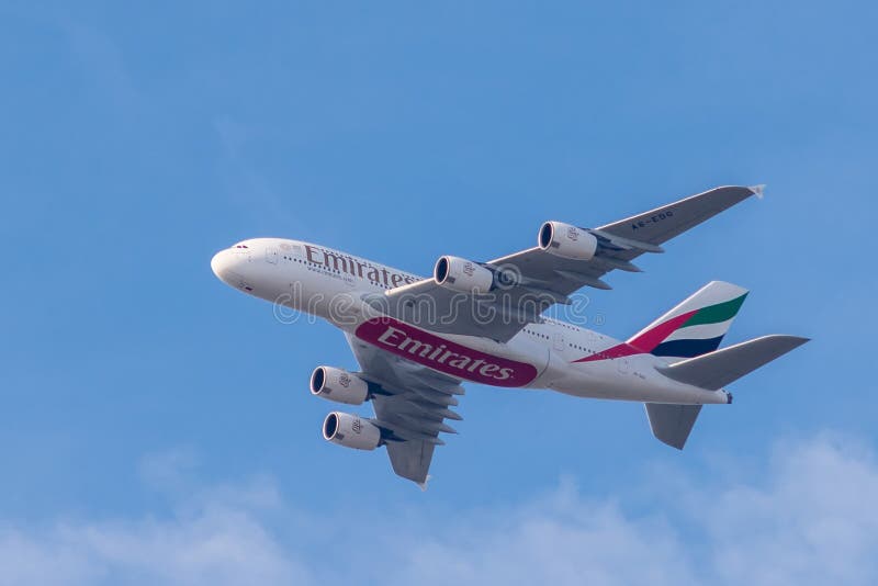 Airbus A380-861 de los emiratos en vuelo