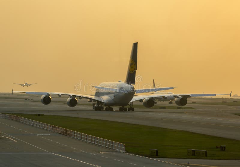 Airbus A380 di Lufthansa che aspetta decolla all'aeroporto di Hong Kong