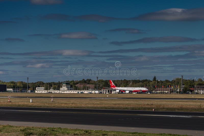 Airbus A340 do presidente turco apenas chegou em Berlin Airport imagem de stock royalty free Airbus A340 do presidente turco apenas chegou em Berlin Airport imagem de stock royalty free
