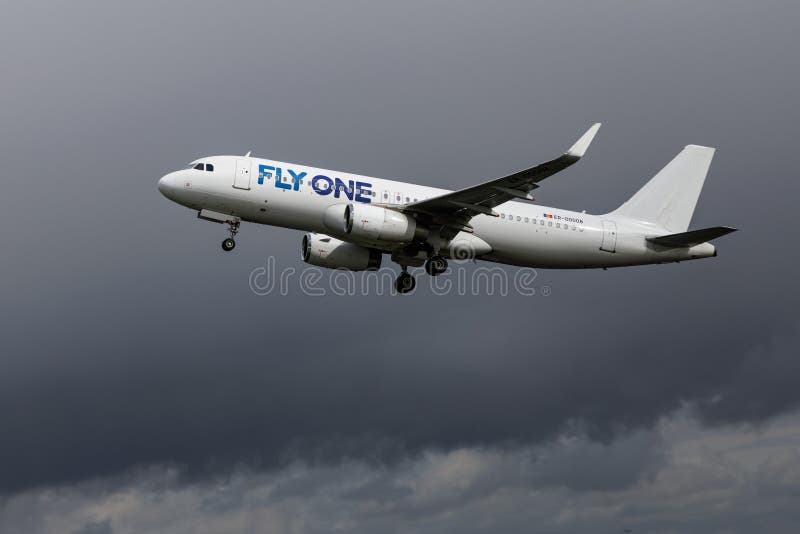 Airbus a320233 fly one airlines в пасмурный дождливый день выходит на взлетную полосу стоковая фотография