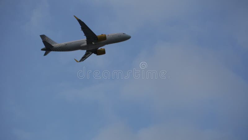 Airbus a320 vueling montant de l'aéroport de tarradellas de Josep EL prat clips vidéos
