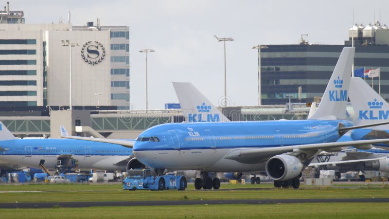Airbus 330 που ρυμουλκεί στην υπηρεσία στοκ εικόνες Airbus 330 που ρυμουλκεί στην υπηρεσία στοκ εικόνες