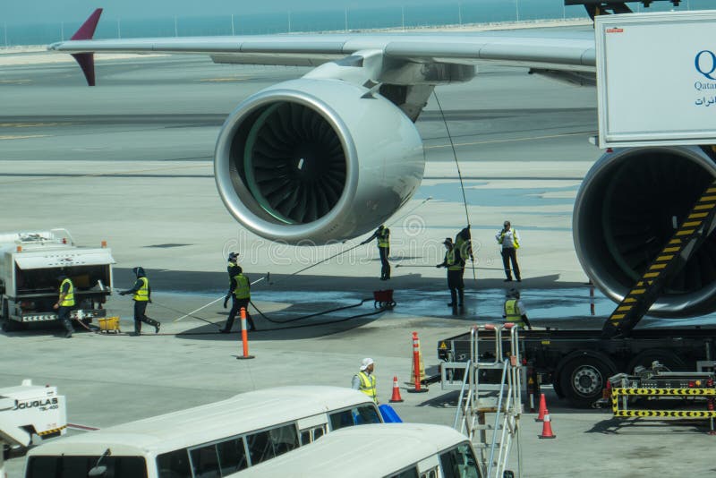 Airbus a380 στο διεθνές αεροδρόμιο hamad στο κατάρ ντόχα. στοκ εικόνα
