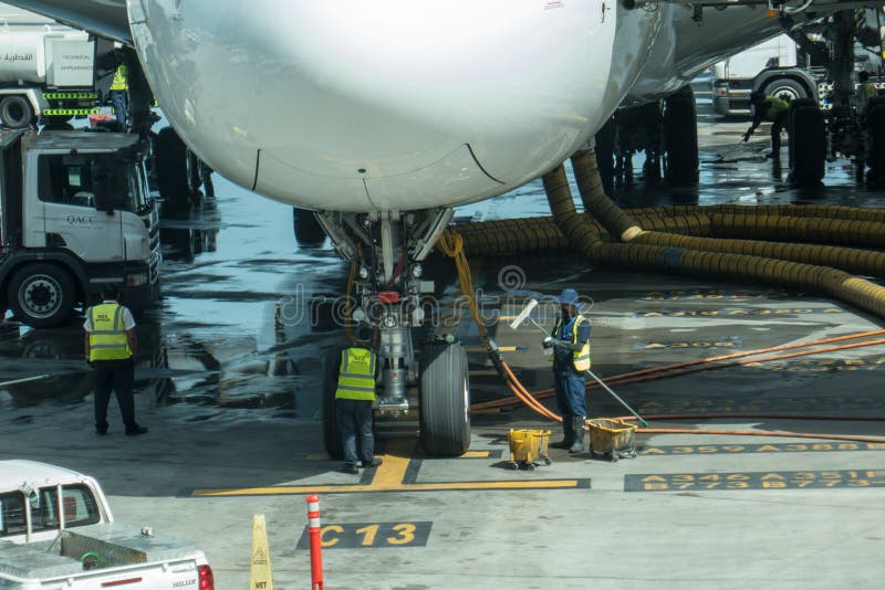Airbus a380 στο διεθνές αεροδρόμιο hamad στο κατάρ ντόχα. στοκ εικόνες