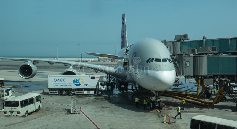 Airbus a380 στο διεθνές αεροδρόμιο hamad στο κατάρ ντόχα. στοκ εικόνα με δικαίωμα ελεύθερης χρήσης