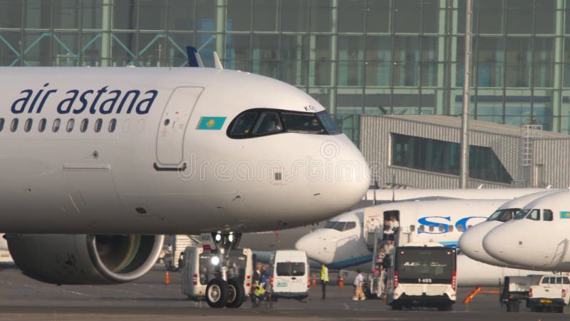 Airbus a321 της air astana στην πλευρική όψη του τροχόδρομου απόθεμα βίντεο