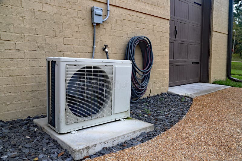 Airconditioner mini gespleten systeem naast huis met bakstenen muur royalty-vrije stock afbeeldingen Airconditioner mini gespleten systeem naast huis met bakstenen muur royalty-vrije stock afbeeldingen