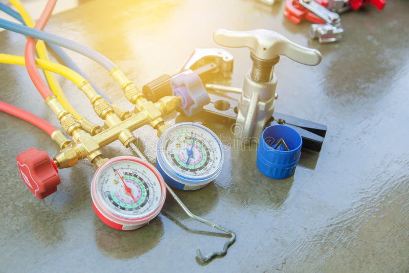 Airconditioningstechnicus manometersmeetapparatuur voor stock afbeelding Airconditioningstechnicus manometersmeetapparatuur voor stock afbeelding