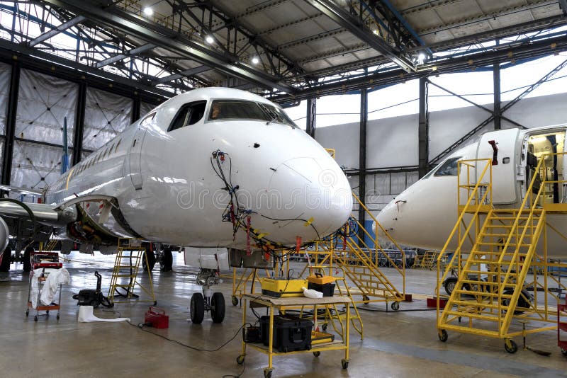 Un aereo è un tecnico aggiustare un manutenzione.