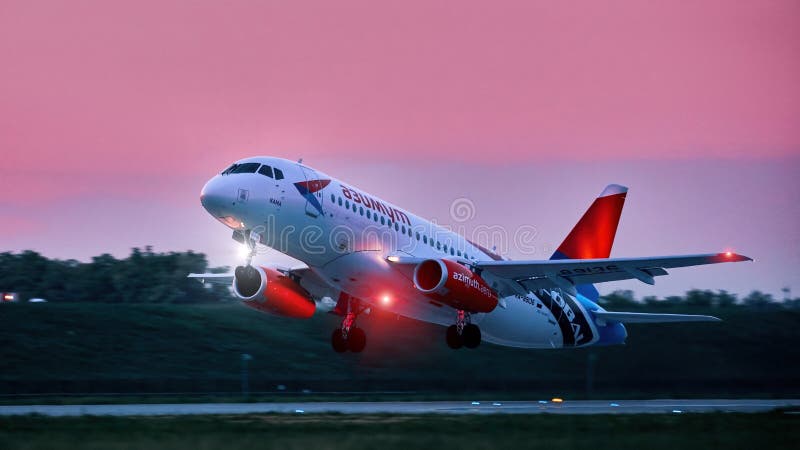 Aircraft Sukhoi Superjet 100 RA-89136 Azimut-flygbolag startar på flygplatsen Platov start mot solnedgången Spottning vid
