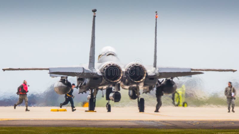 Equipaggi in ultima possibilità di inserimento zona di lavoro su un Stati Uniti aeronautica militare USAF F15 jet sulla pista.