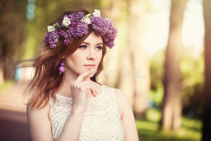 Aire libre alegre de la mujer en fondo de la primavera foto de archivo libre de regalías Aire libre alegre de la mujer en fondo de la primavera foto de archivo libre de regalías
