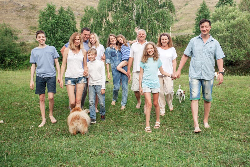 Aire libre de la familia grande con los perros imágenes de archivo libres de regalías Aire libre de la familia grande con los perros imágenes de archivo libres de regalías