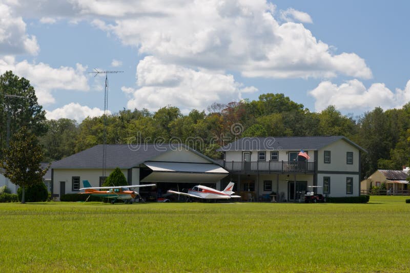 Airpark hangar house 2 stock image. Image of aviation 3270859