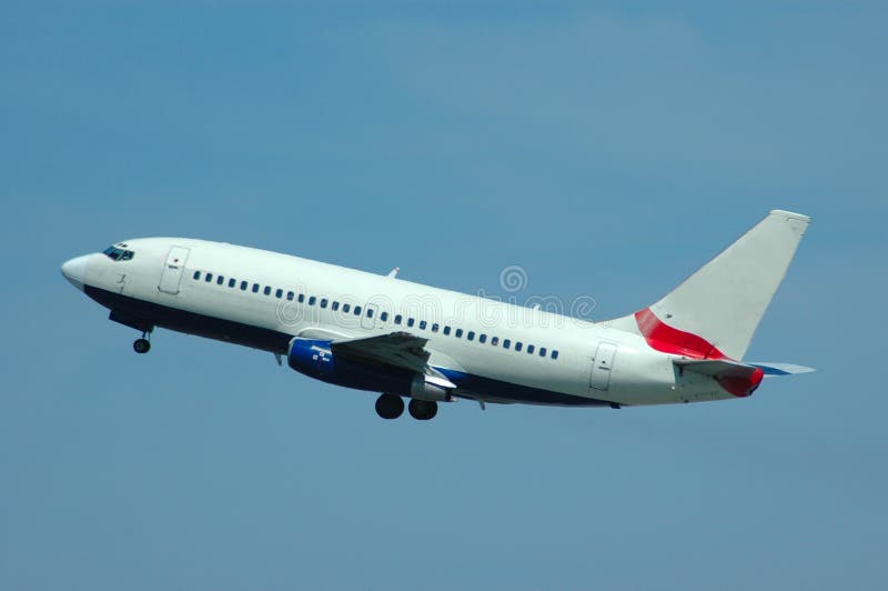 Un avion mucho de la tienda la clase pasajeros de en cielo azul aeropuerto.