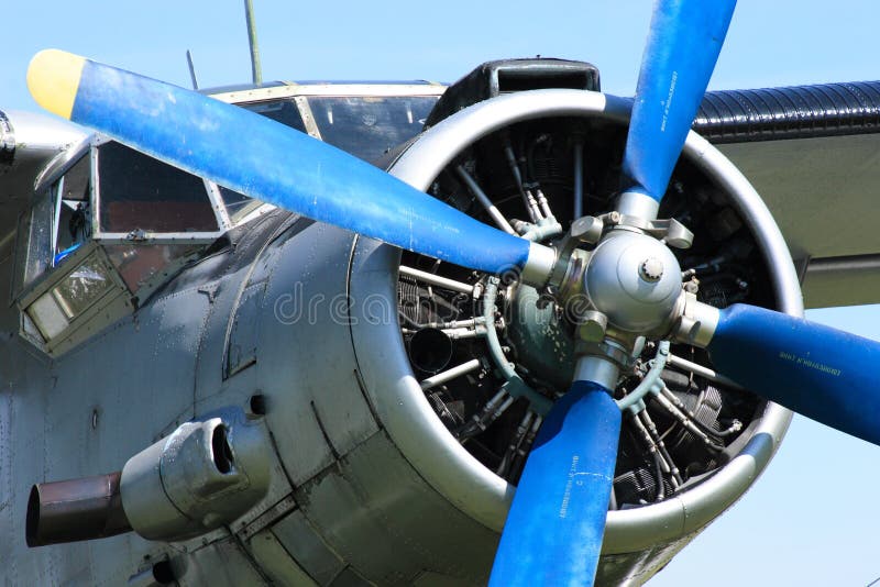 L'Antonov An-2 (russo soprannome kukuruznik un kolchoz mais lavoratore (ereditato da Polikarpov Po-2) anche soprannominato Annushka nome in codice NATO Colt) è estremamente durevole, leggero, monomotore biplano che volò per la prima volta nel 1947.