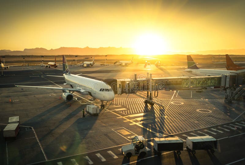 Flugzeug am terminal gate bereit für den Start der Modernen internationalen Flughafen im Sonnenuntergang Konzept der emotionalen Reise um die Welt.