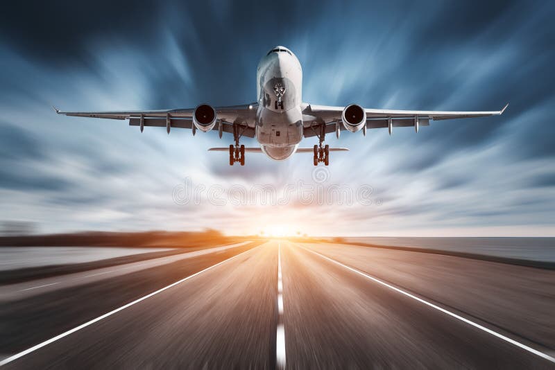 Avion și drum cu efect de neclaritate a mișcării la apus. royalty free stock photography