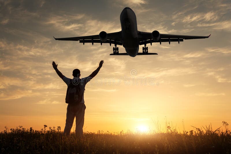 Un aereo un da piedi Contento uomo le spalle sul sul tramonto.