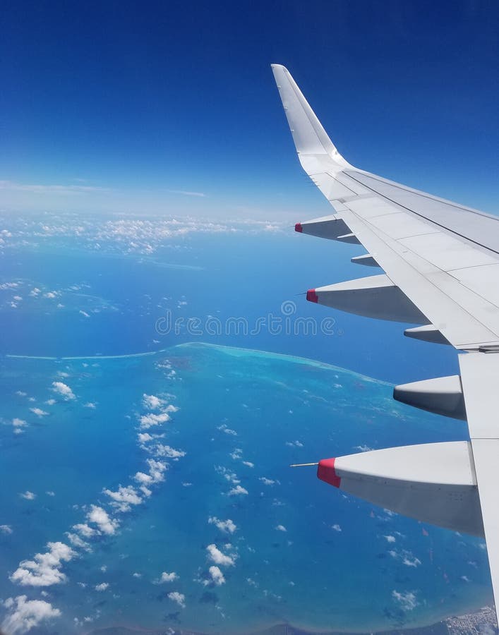 Un aereo ala sul anni più alto, Messico, nuvole più alto caraibico il mare costa un blu acqua.