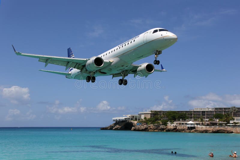 Airpo di Sint Maarten di atterraggio di aeroplano di Copa Airlines Embraer ERJ190 immagini stock Airpo di Sint Maarten di atterraggio di aeroplano di Copa Airlines Embraer ERJ190 immagini stock