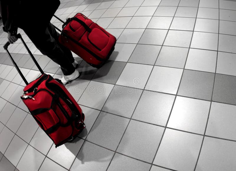 Mann mit roten Taschen auf dem Flughafen.